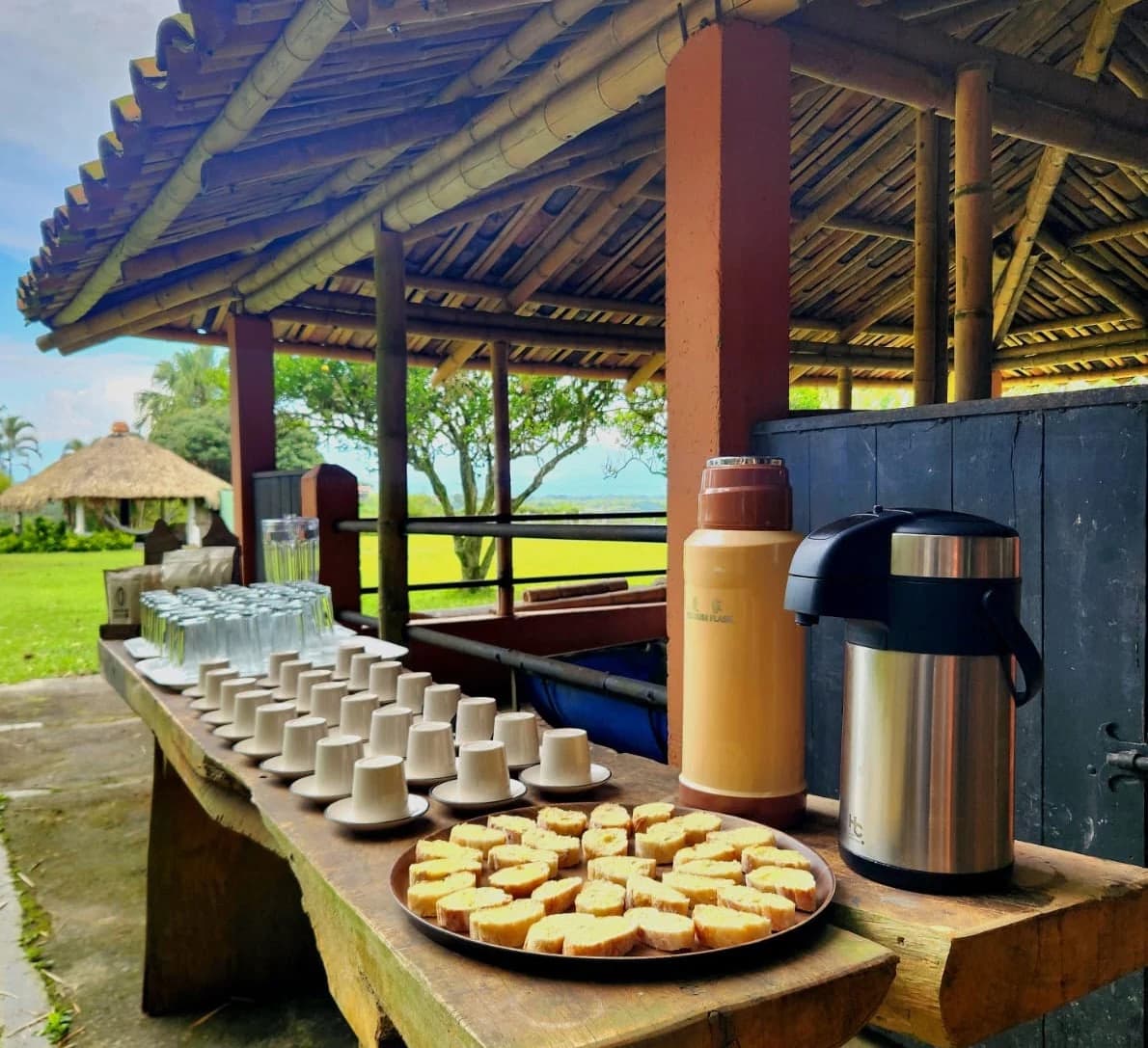 Chocolate y pan tostado para recibir a los visitantes