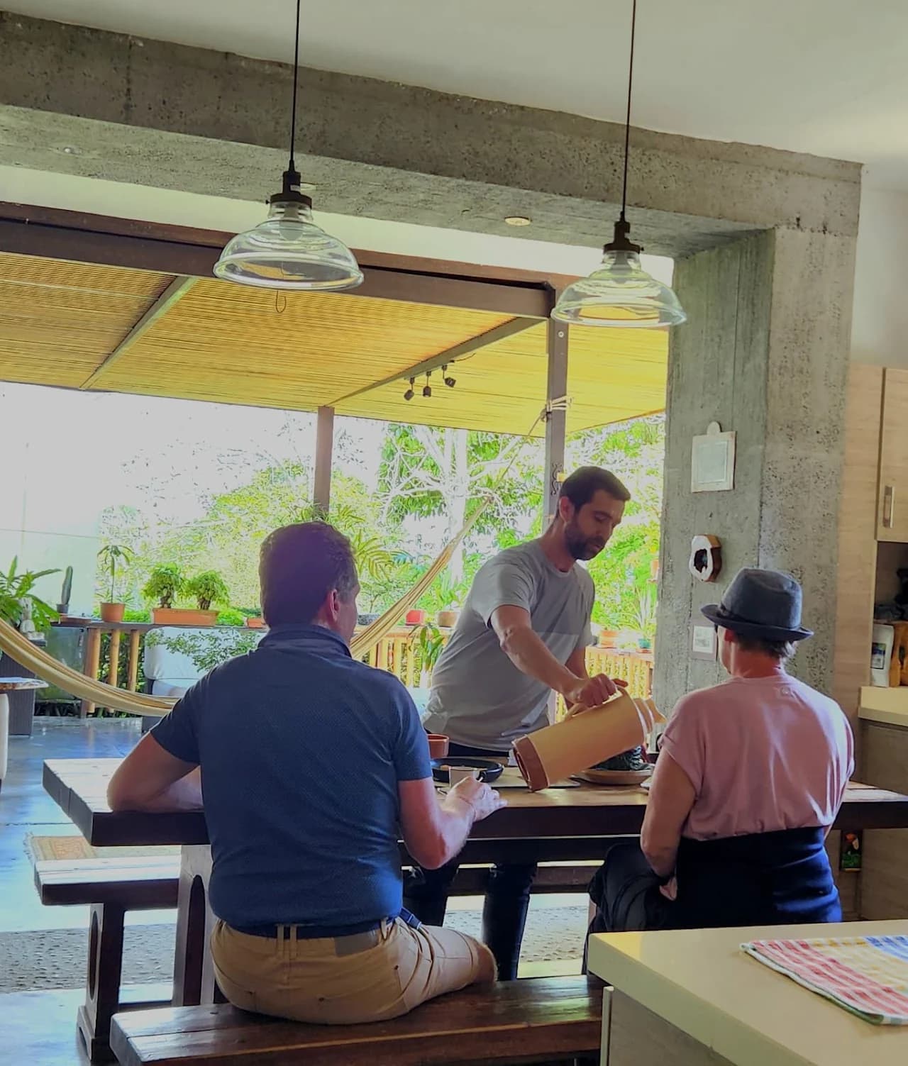 Conversación alrededor de la mesa en la finca