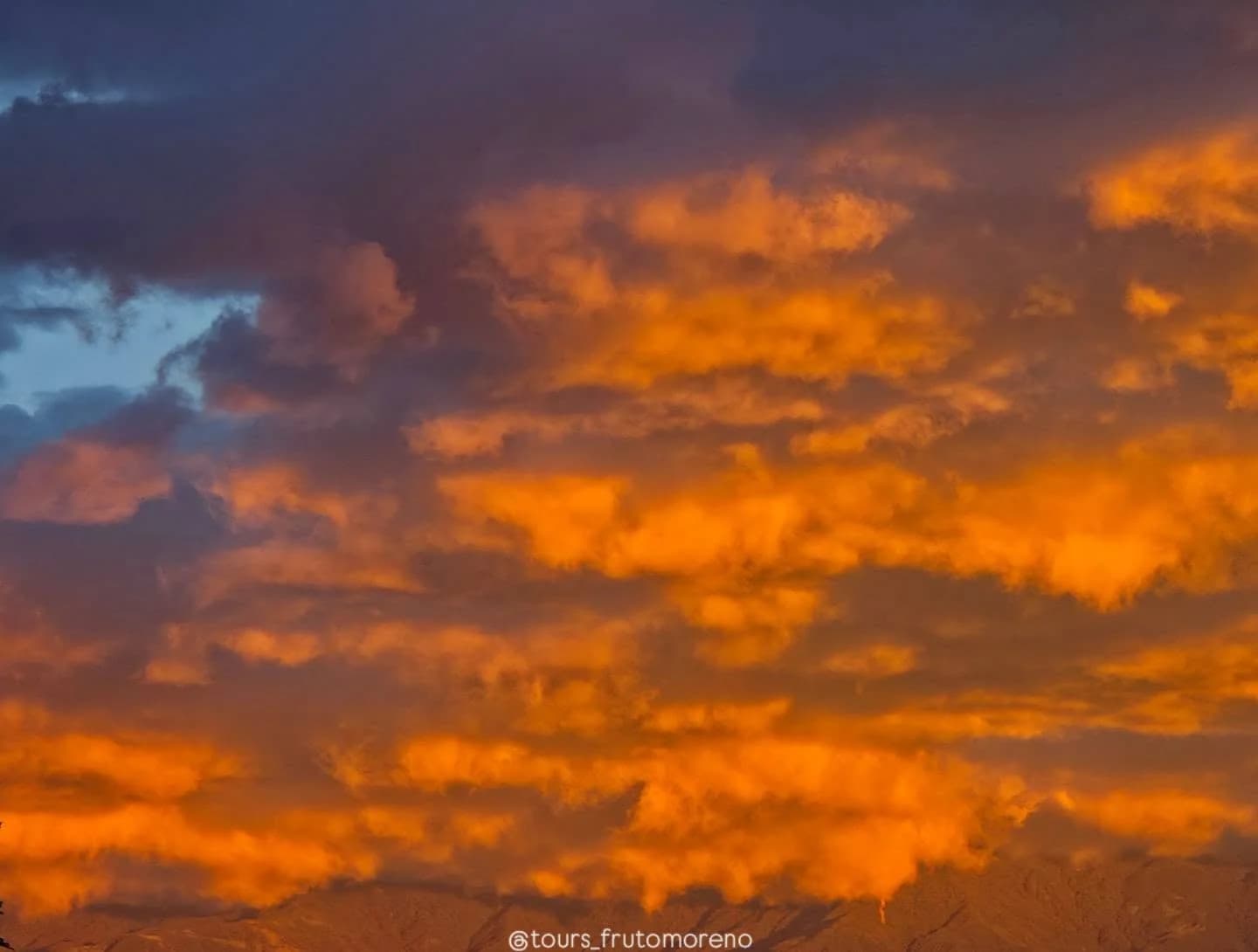 Nubes iluminadas al atardecer