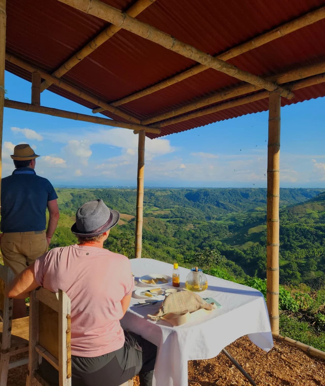 Degustación bajo la terraza del mirador
