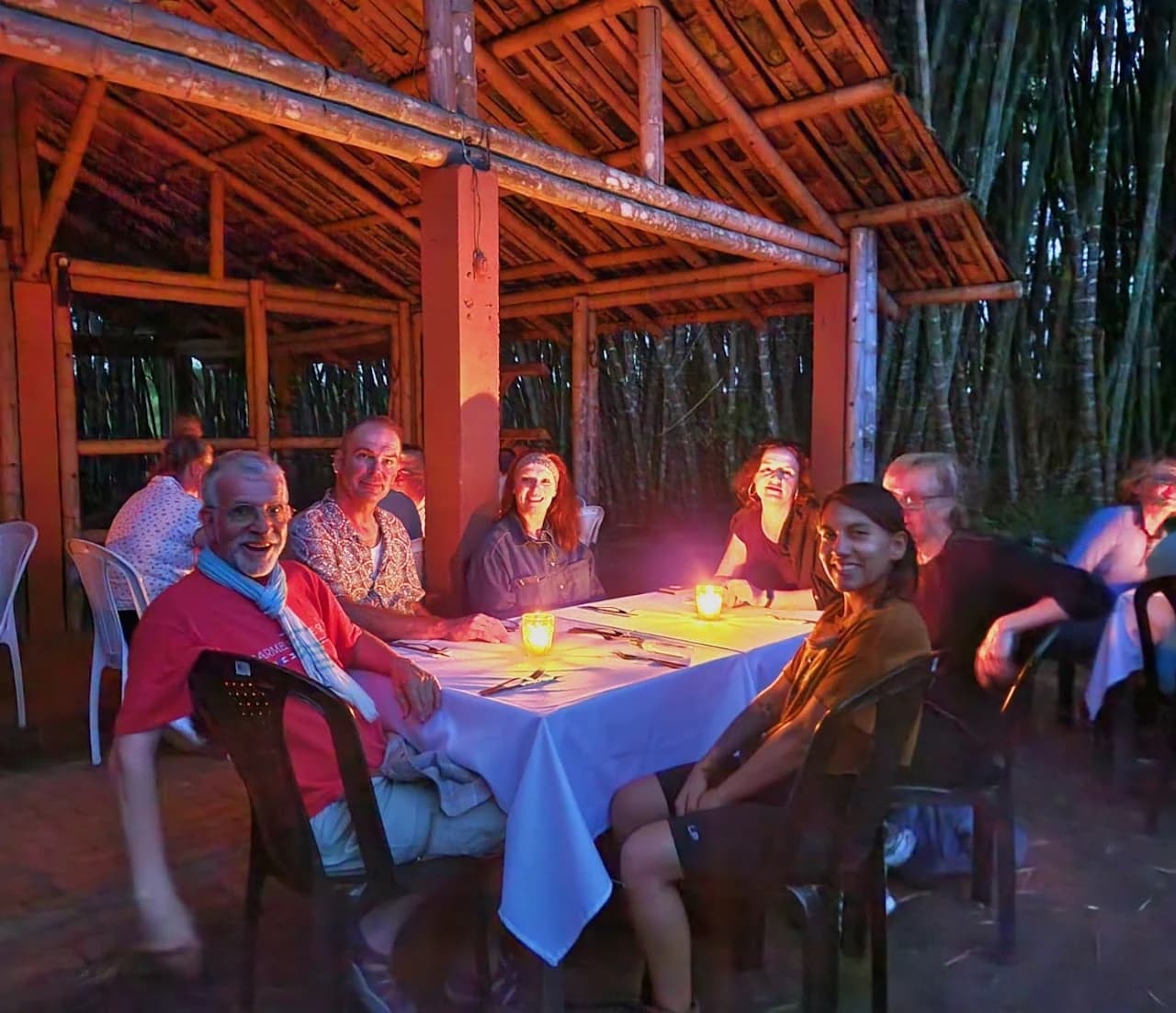 Cena compartida en las pesebreras
